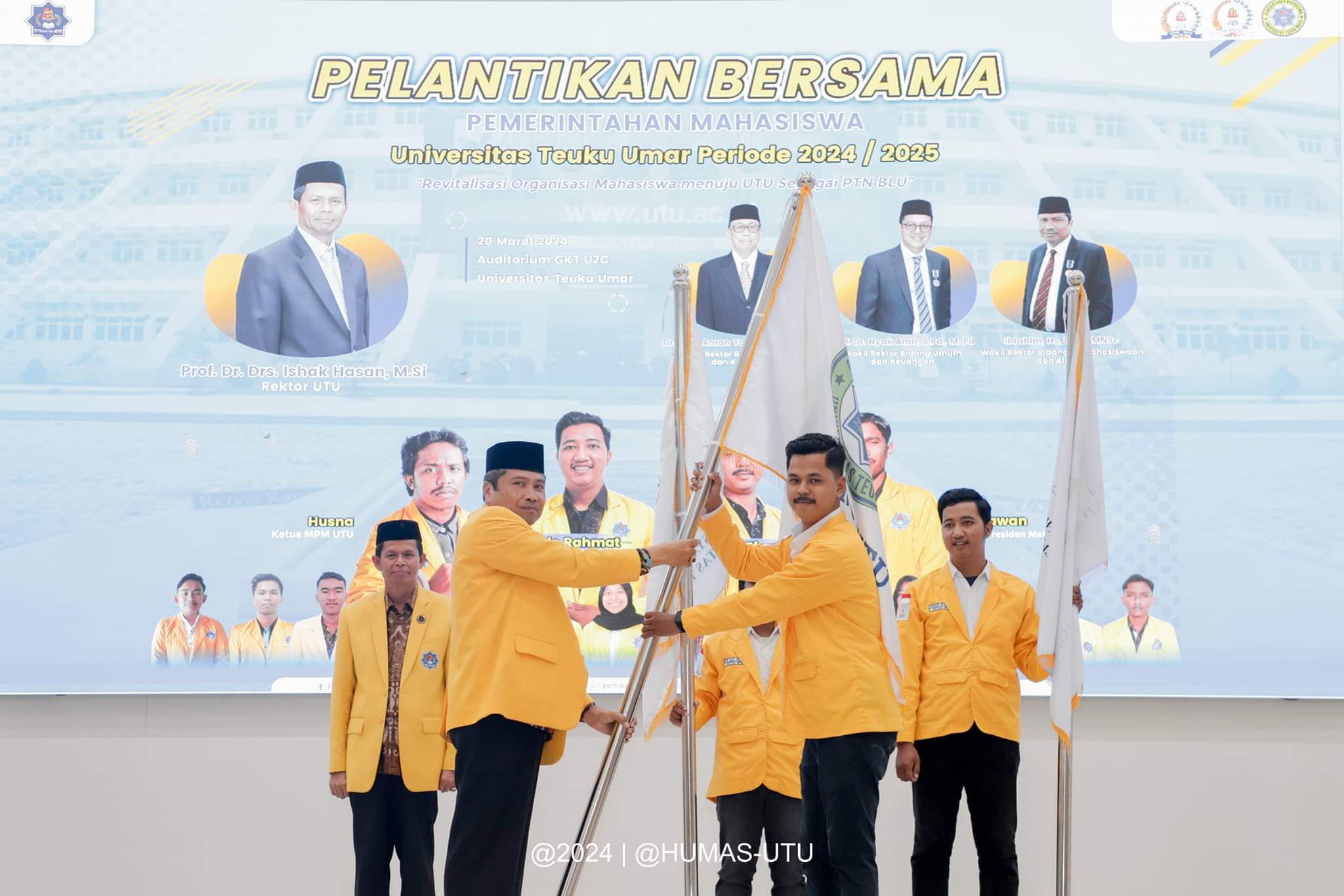 Rektor UTU, Prof. Dr. Ishak Hasan, SE., M.Si melantik pengurus Ormawa UTU 2024 (Foto: Humas UTU)