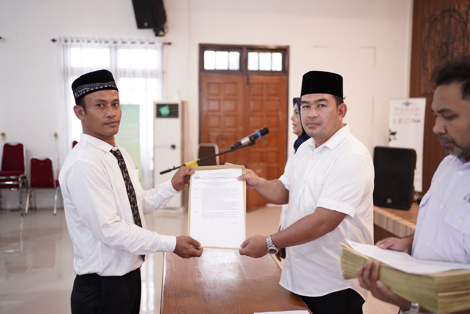 Kepala Dinas Kebudayaan dan Pariwisata (Disbudpar) Aceh, Almuniza Kamal menyerahkan SK Tenaga Kontrak (Tekon) tahun 2024 kepada 96 pegawai non-ASN di Aula Museum Aceh. (Foto: disbudpar.acehprov.go.id)