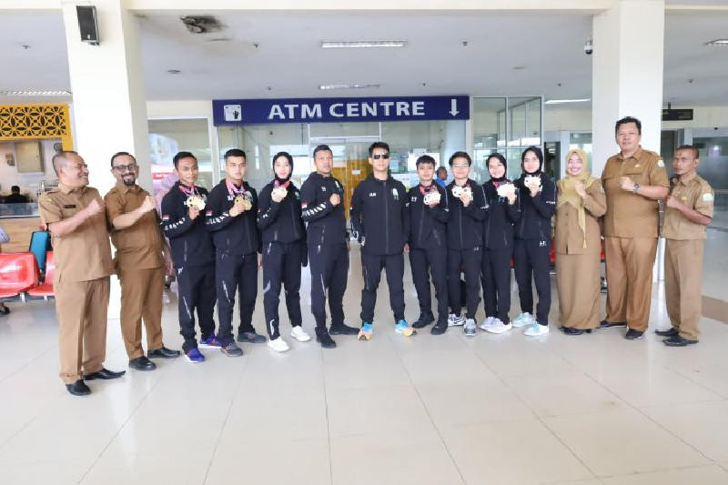 Atlet Karate Aceh, di bawah naungan Dinas Pendidikan dan KONI Aceh tiba di Bandara Sultan Iskandar Muda Blang Bintang Aceh Besar pada Jumat (2/2/2024). [Foto: dok. Disdik Aceh