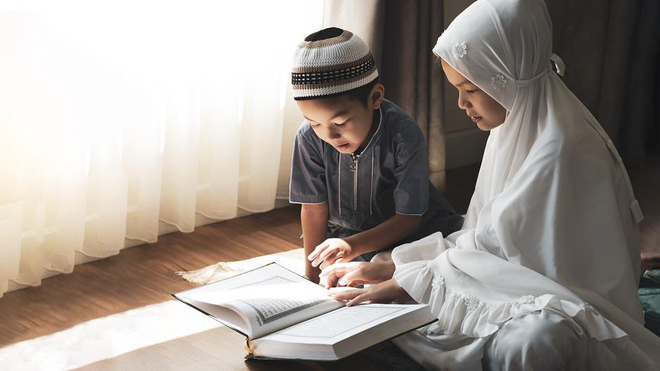 Ilustrasi membaca Al-Quran. (Foto: nabawimulia.co.id)