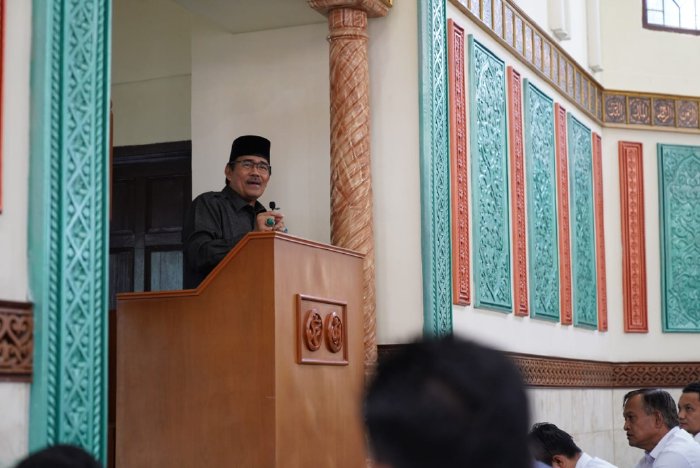 Tgk. Ridwan Ibrahim saat menyampaikan tausah di Mushalla Sekretariat DPRA. (Foto: dpra.acehprov.go.id)