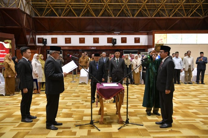 Penjabat (Pj) Gubernur Aceh, Bustami, melantik Azwardi sebagai Pj Sekretaris Daerah (Sekda) Aceh di Anjong Mon Mata Meuligoe Gubernur. (Foto: acehprov.go.id)