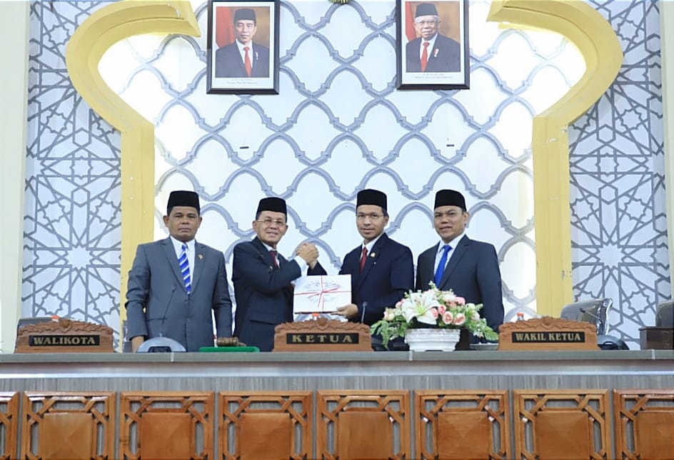 Pj Wali Kota Banda Aceh Serahkan LKP 2023 ke Dewan. (Foto: Humas Kota Banda Aceh)