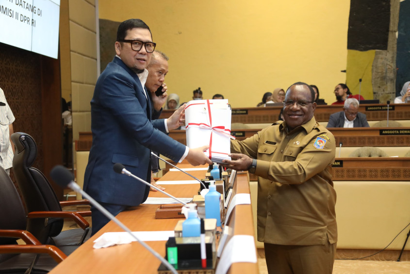 Wamendagri John Wempi Wetipo pada Rapat Kerja Komisi II DPR RI terkait Pembahasan 27 RUU tentang Kabupaten/Kota. (Foto: kemendagri.go.id)
