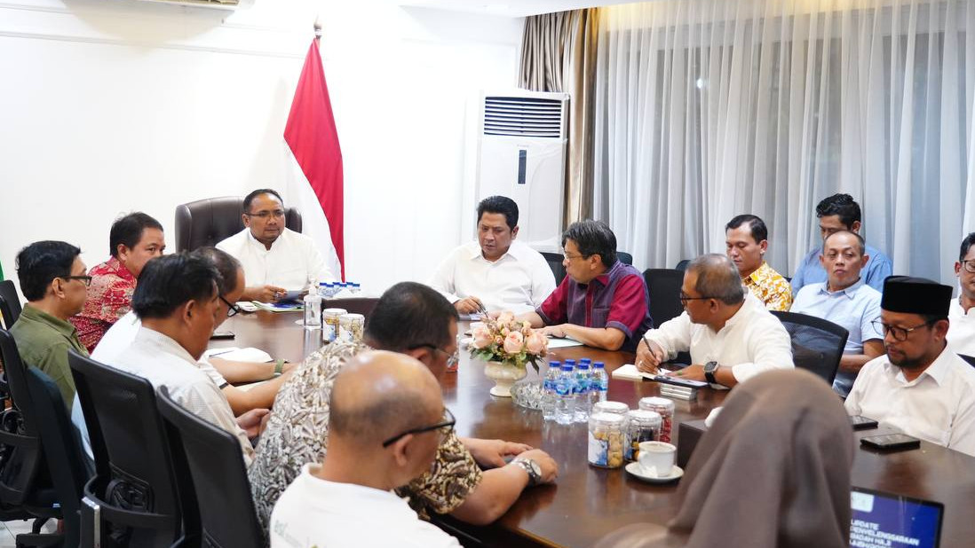 Gus Men, saat memimpin rapat persiapan haji 1445 H/2024 M. (Foto: Kemenag)