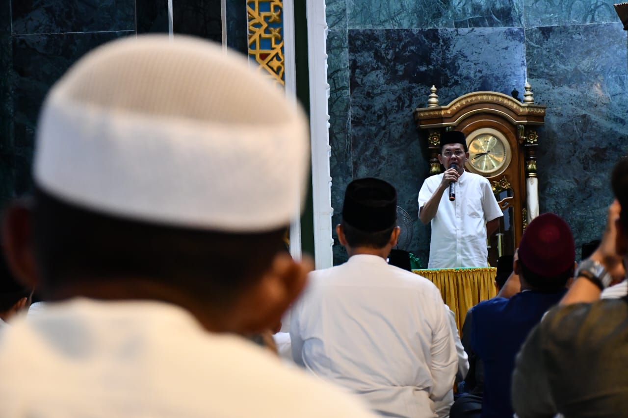 Pj Wali Kota Banda Aceh, Amiruddin, saat melaksanakan Safari Ramadan dengan warga Gampong Beurawe di Masjid Al Furqan. (Foto: bandaacehkota.go.id)