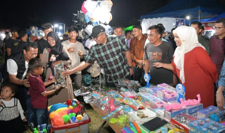 Bustami Hamzah bersama Istri, Mellani Subarni saat di Alun-Alun Kota Singkil. (Foto: Humas Aceh)
