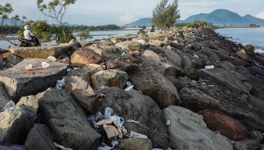 Plastik Botol dan Sampah Makanan berserakan di Pantai Ulee Lheue - Gampong Jawa. (Foto: Nukilan)
