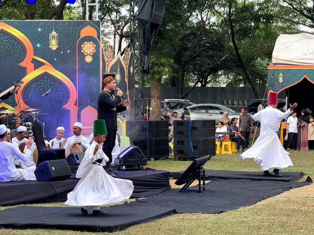 Penampilan Fadly Padi saat penutupan Aceh Ramadhan Festival 2024. (Foto: Nukilan)