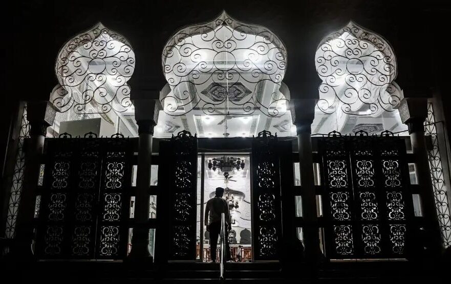 Warga datang ke Majid Rakay Baiturrahman untuk melaksanakan Qiyamullail. (Foto: Nukilan)