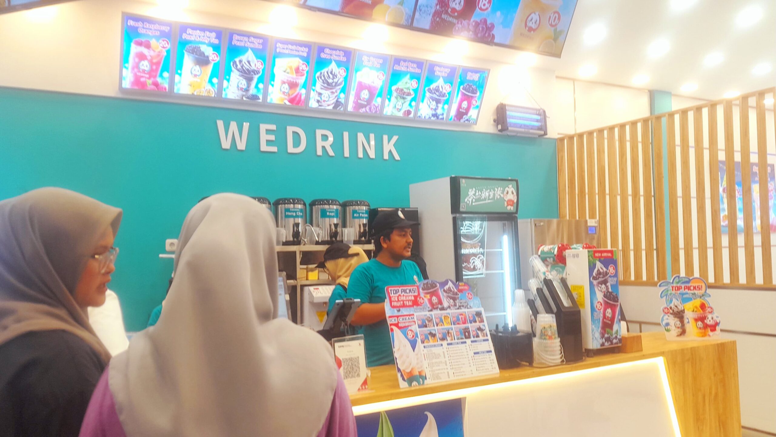 Karyawan Wedrink sedang melayani pembeli. (Foto: Nukilan/Akil)
