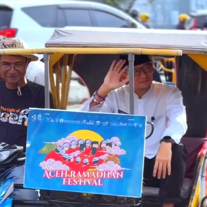 Menparekraf RI, Sandiaga Uno, saat menumpangi becak motor menuju pasar takjil Aceh Ramadhan Festival 2024. (Foto: Nukilan)