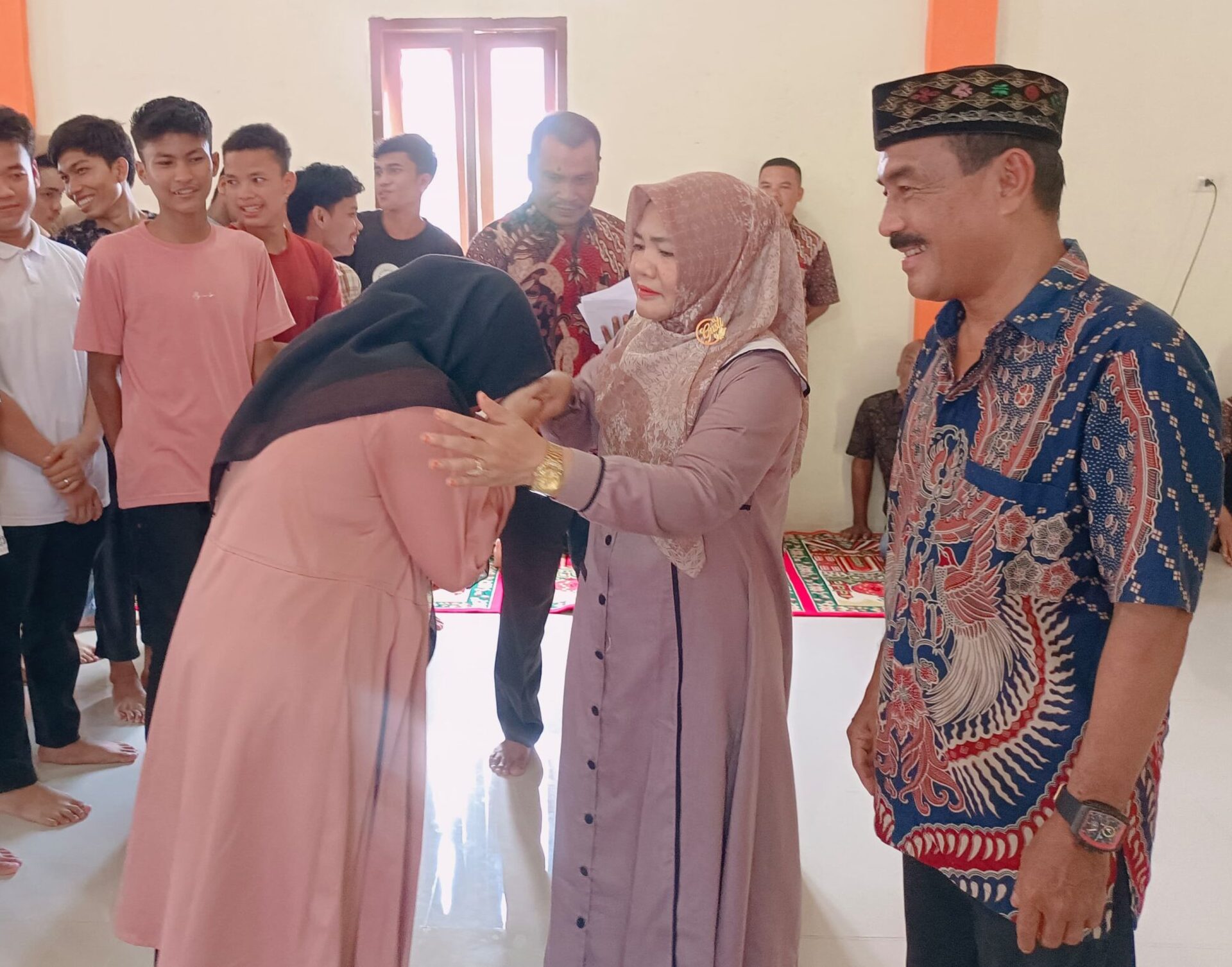 Peyerahan bantuan uang saku untuk Mahasiswa oleh Kepala DPMG Kabupaten Aceh Selatan. (Foto: Humas Gampong Sapik)