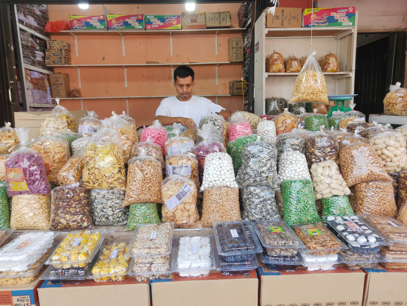 Firman, Penjual kue kering di Pasar Aceh tepatnya di Jalan KH Ahmad Dahlan, Kampung Baru, Kecamatan Baiturrahman, Banda Aceh. (Foto: Nukilan/Rezi)