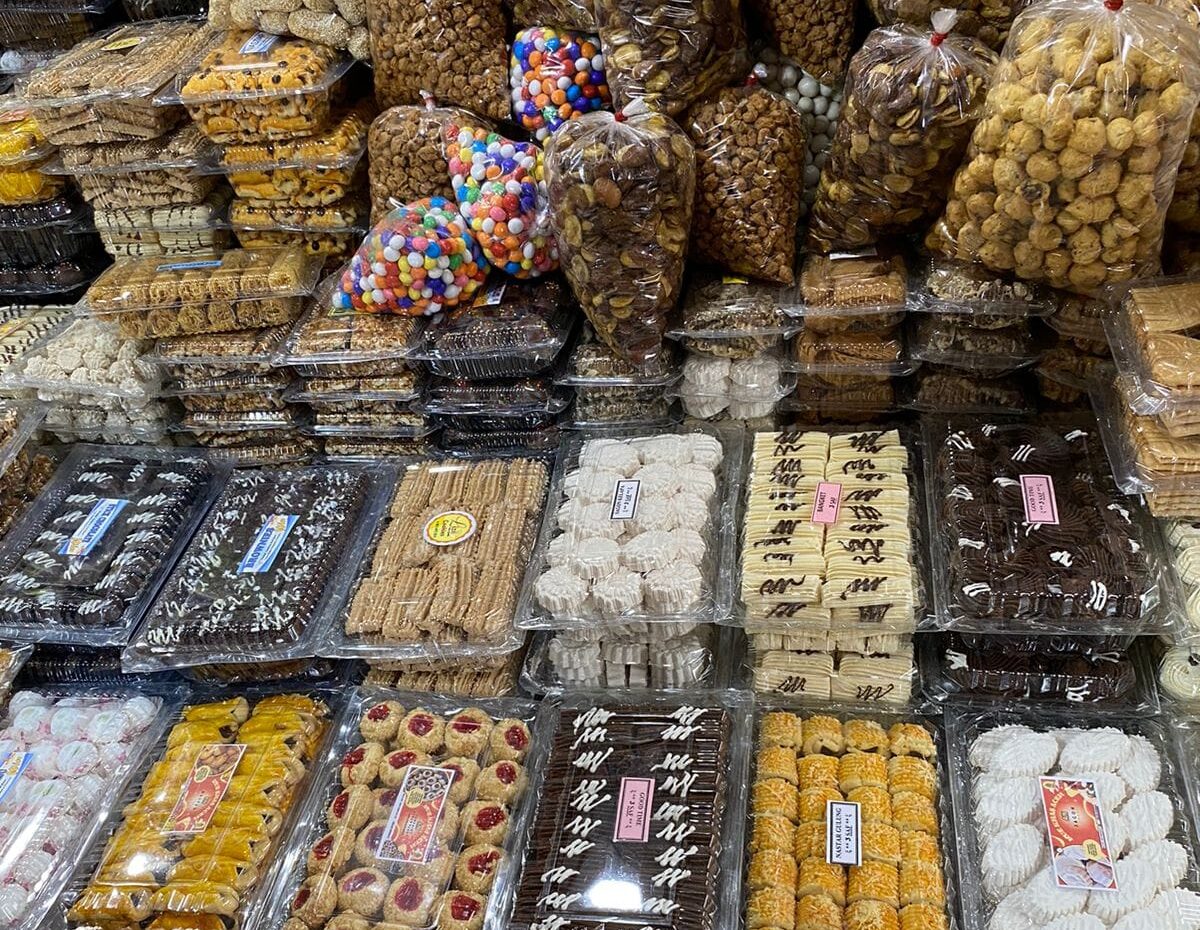 Kue lebaran di pasar tradisional Kota Fajar. (Foto: Nukilan)