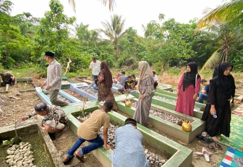 Sejumlah peziarah nampak sedang membersihkan kuburan kerabatnya masing-masing. (Foto: Nukilan)