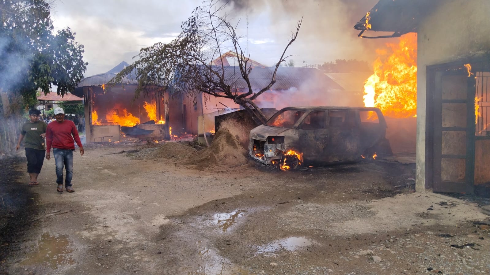 Kebakaran di Gampong Meunasah Manyang, Kecamatan Krueng Barona Jaya, Kabupaten Aceh Besar, pada Sabtu 20 April 2024. (Foto: Dok. BPBA)