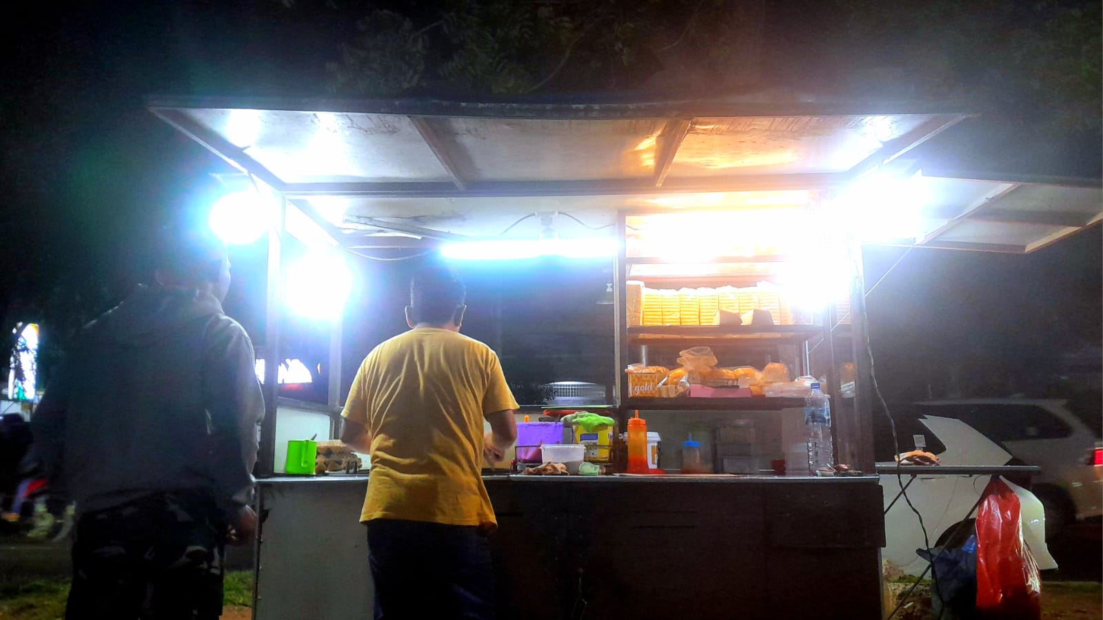 Bisnis Burger Gerobak di Banda Aceh. (Foto: Nukilan)