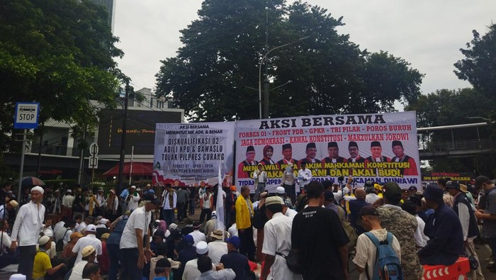 Sekelompok massa menggelar aksi di kawasan Patung Kuda, Jakarta Pusat. (Foto: detik.com)