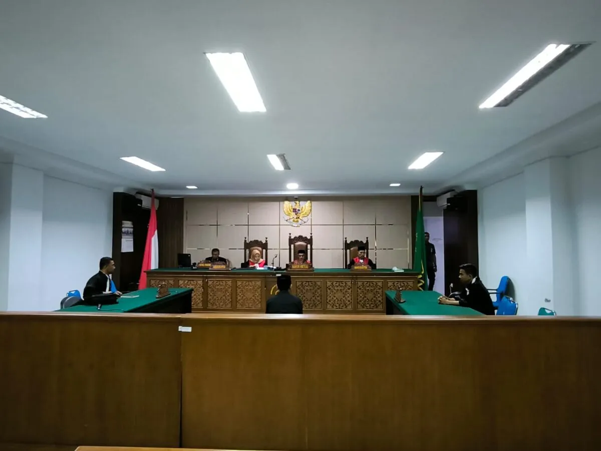 Suasana sidang putusan terdakwa Musfi Ishak alias Abu Laot di Pengadilan Negeri Banda Aceh. (Foto: Nukilan/Rezi)