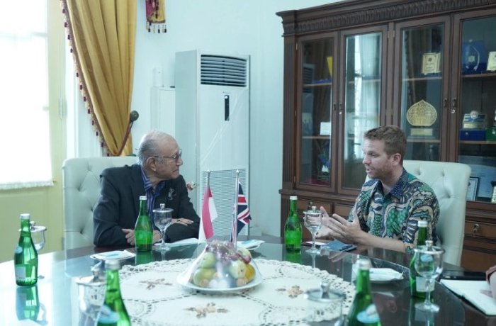 Wali Nanggroe Aceh Paduka Yang Mulia Tgk. Malik Mahmud Al Haythar, saat menerima kunjungan Penasihat Politik Kedutaan Besar (Kedubes) Inggris untuk Indonesia, Sam Perkins, di Meuligoe Wali Nanggroe. (Foto: Humas Aceh)