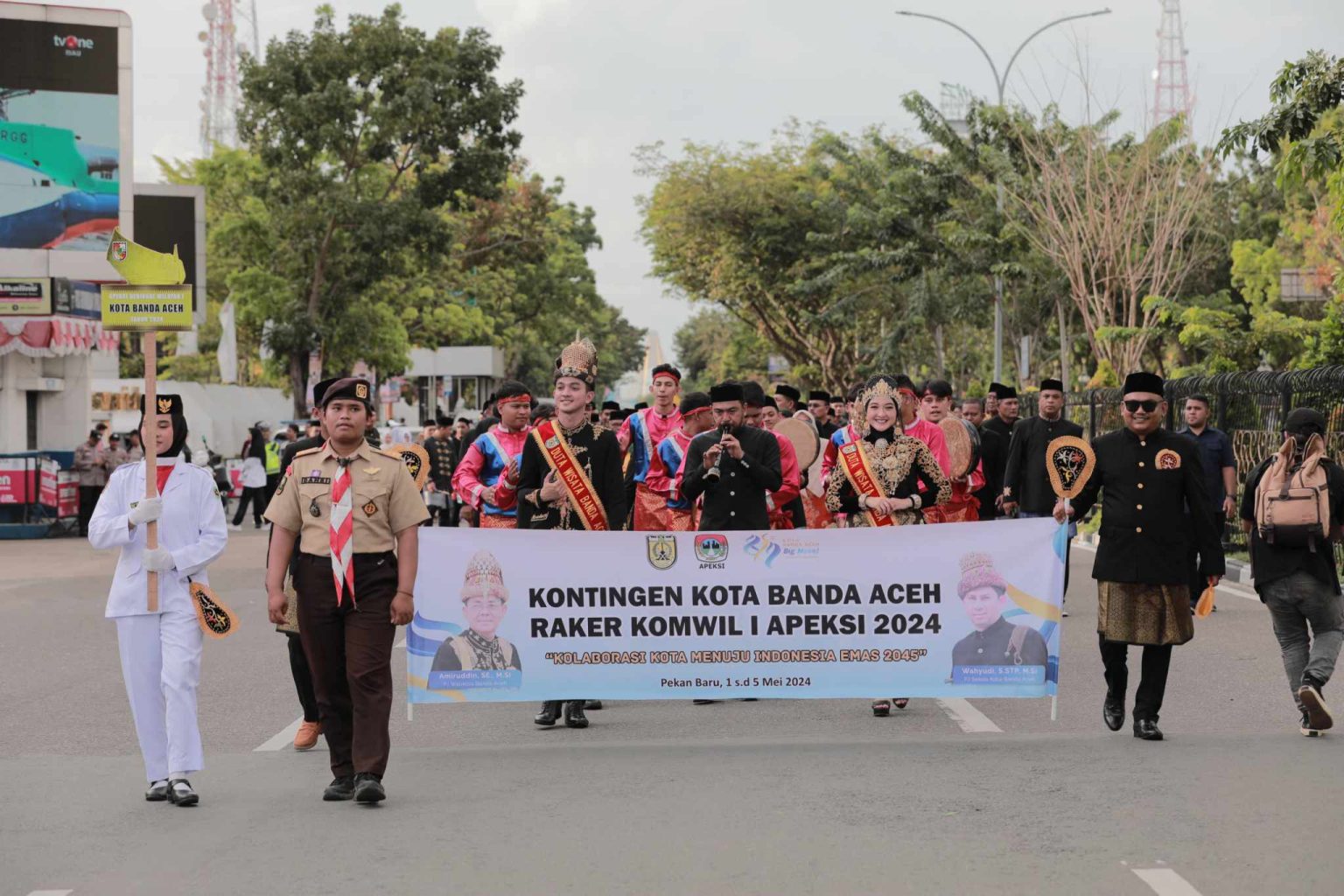 Rapai Geleng Pukau Penonton Pawai Budaya Apeksi Komwil I Sumatera. (Foto: Humas Kota Banda Aceh)
