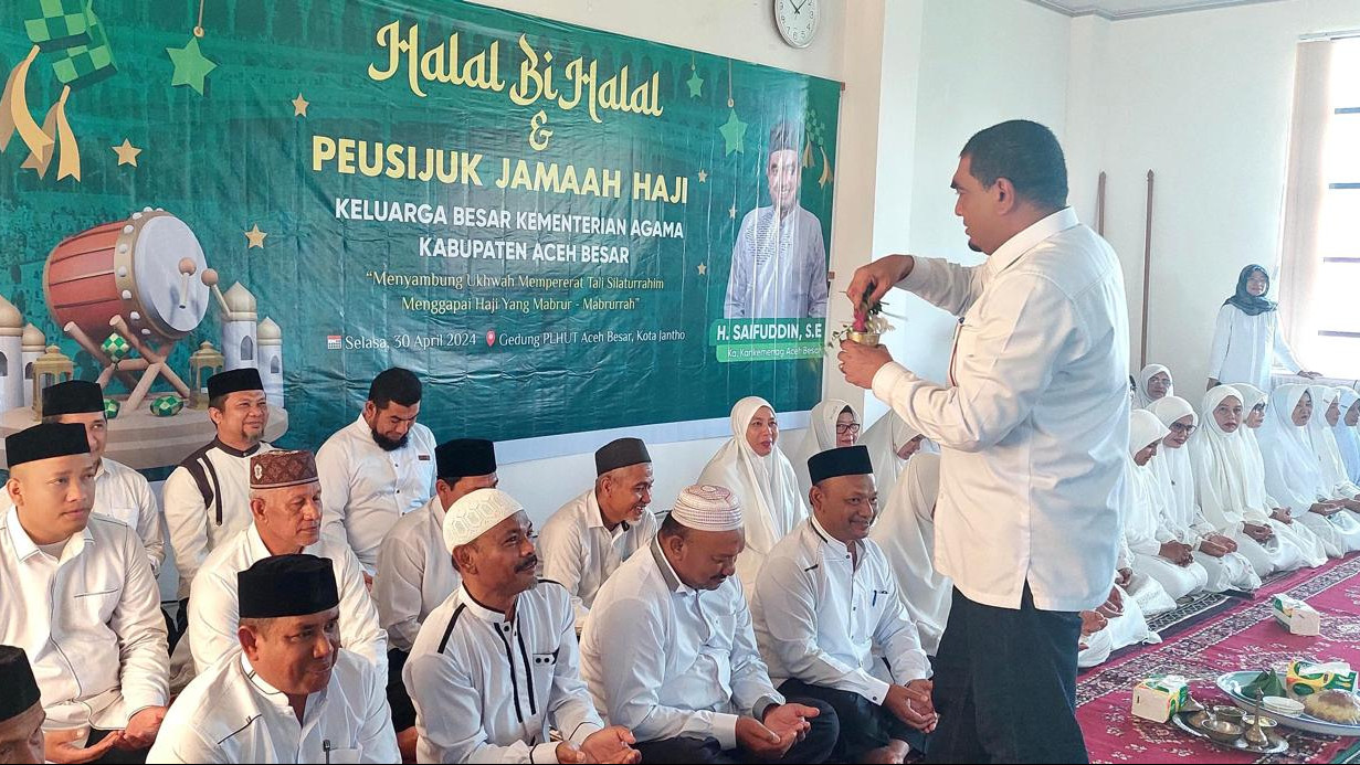 SN Kemenag Aceh Besar Jalani Peusijuek. (Foto: Kemenag)