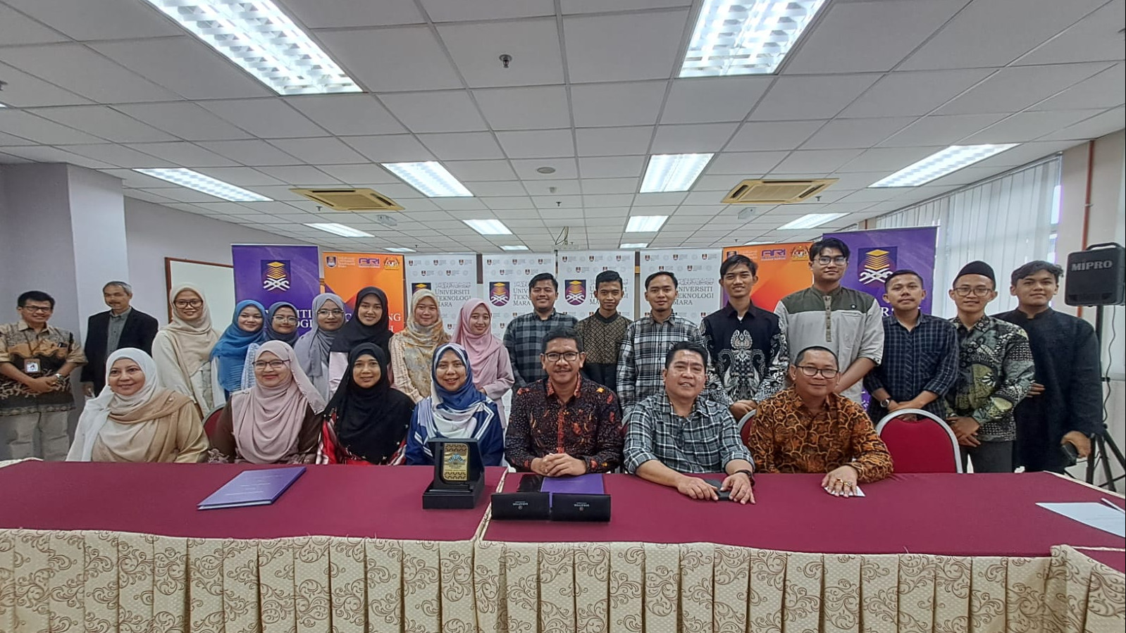 Plt Dirjen Pendidikan Islam Abu Rokhmad bersama mahasiswa program MOSMA di Malaysia. (Foto: Kemenag)