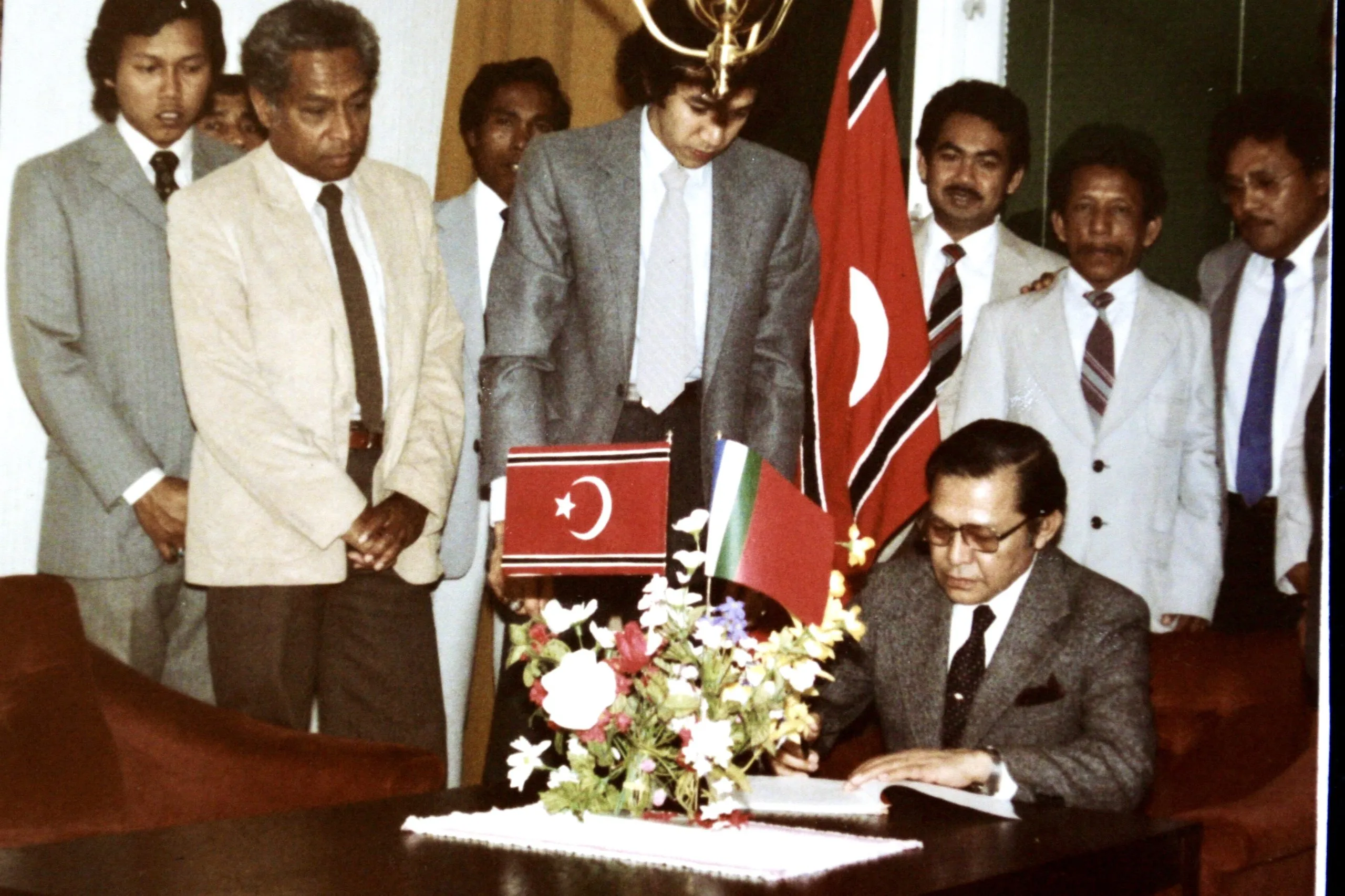 Tgk Hasan Tiro bersama sejumlah petinggi GAM di Swedia. (Foto repro: Suparta dari dok pribadi)