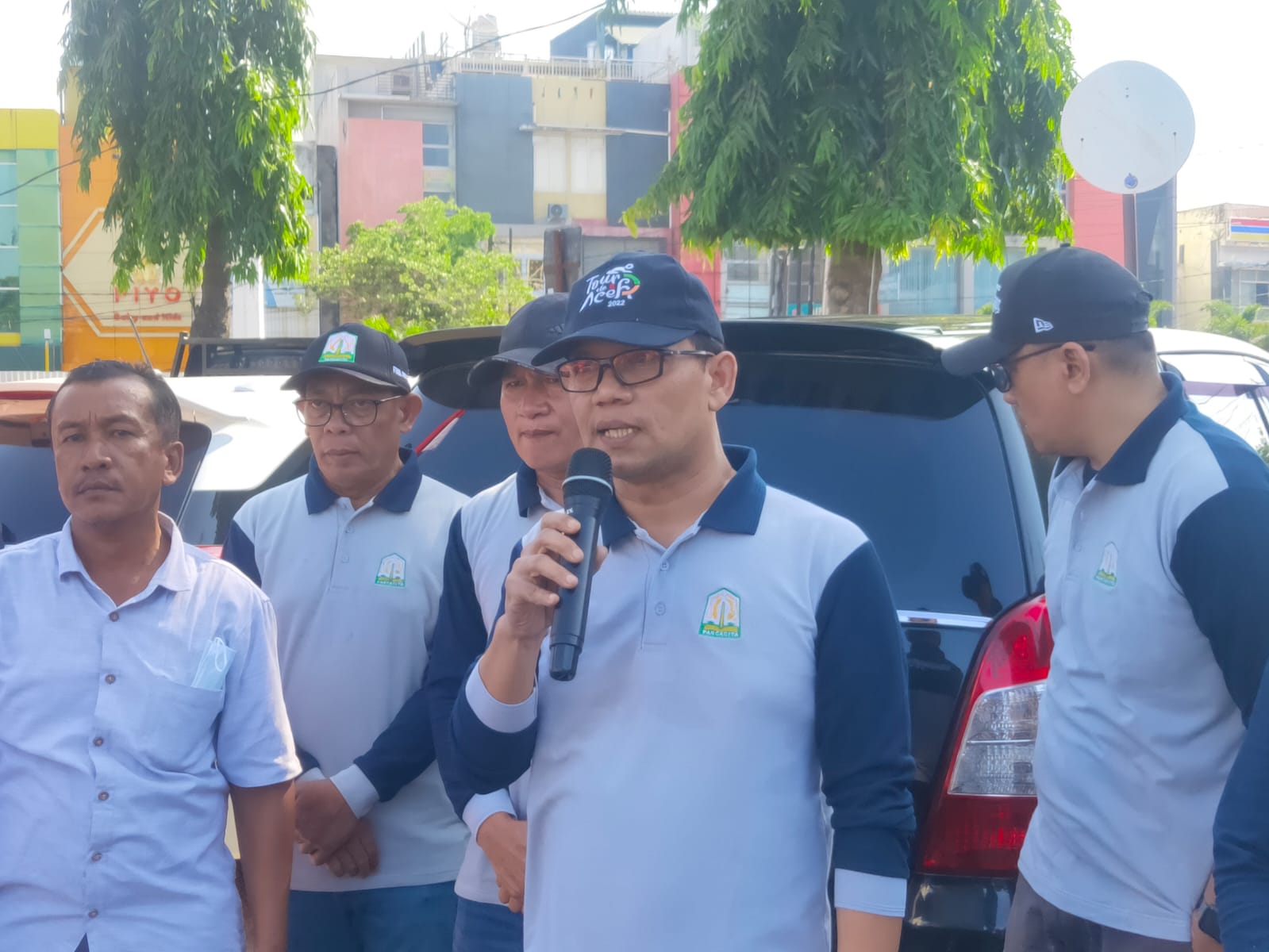 Kepala Dinas Tenaga Kerja dan Mobilitas Penduduk  Aceh, Akmil Husen saat mengikuti aksi May Day di depan Masjid Raya Baiturrahman, Banda Aceh pada 1 Mei 2024. (Foto: Nukilan/Rezi)