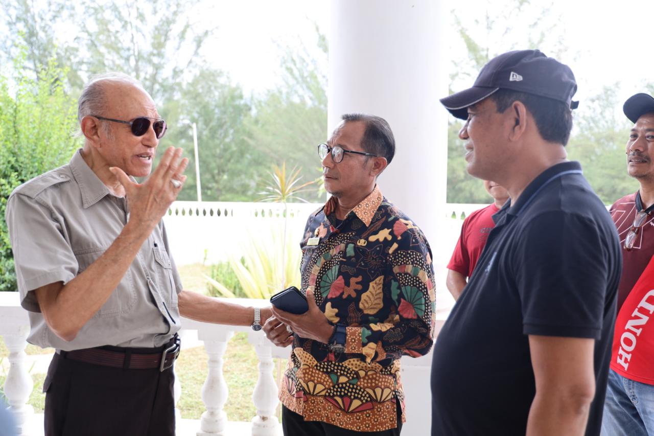 PYM Wali Nanggroe Aceh, Tgk. Malik Mahmud Al Haythar bersama Asisten II Pemerintah Kota (Pemkot) Banda Aceh, Fadhil S.Sos MM. (Foto: Diskominfo Banda Aceh)