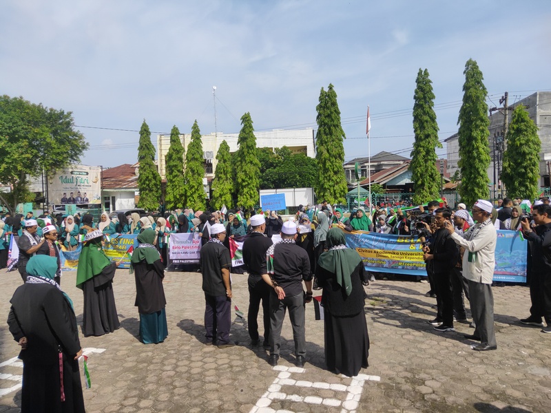 Civitas Akademika Unmuha saat aksi damai bela Palestina dan kutuk Israel di Halaman Kampus Universitas Muhammadiyah Aceh, Banda Aceh, pada Selasa 7 Mei 2024. (Foto: Nukilan/Rezi)