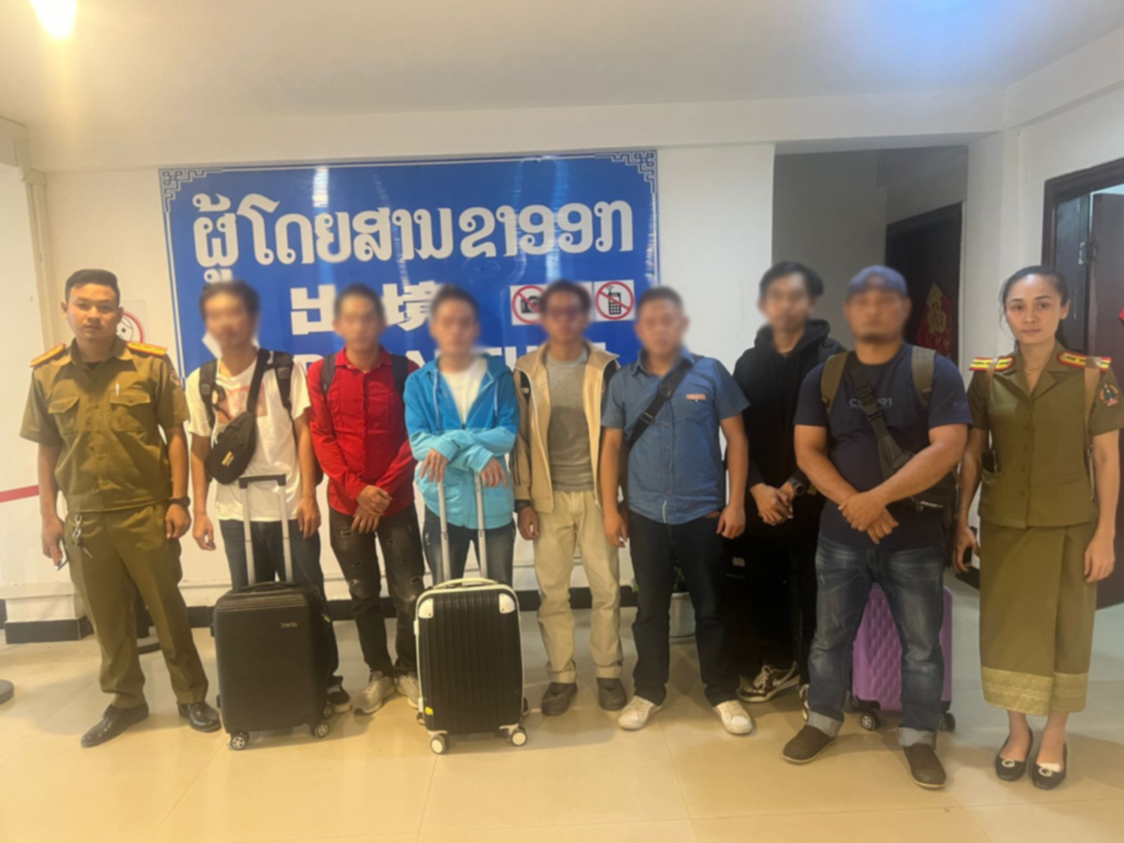 Pemulangan 7 Orang WNI/PMI Pekerja Scammer Online Terjebak di Laos. (Foto: Kemlu RI)