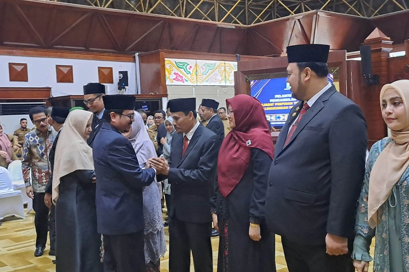 Pj Sekda Aceh, Azwardi mewakili Pj Gubernur melantik tujuh pejabat eselon II di lingkup Pemerintah Aceh. (Foto: Humas Aceh)
