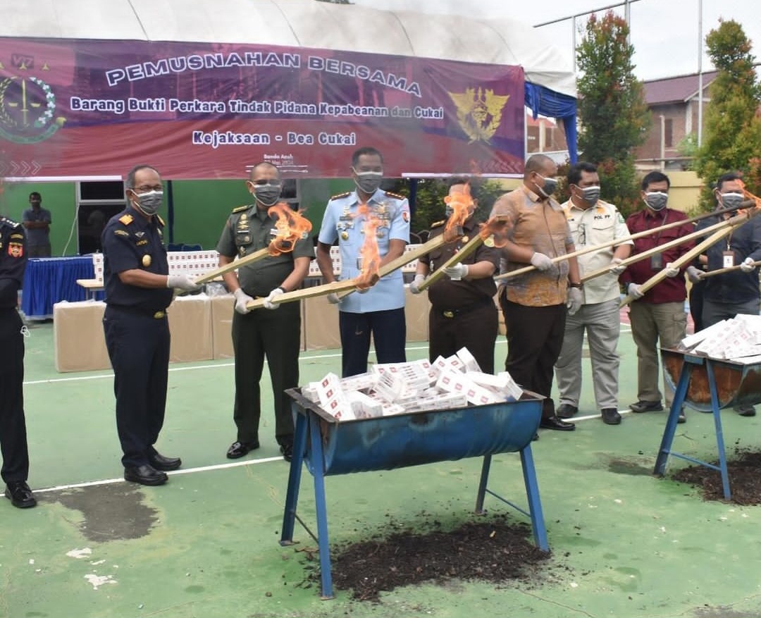 Proses pemusnahan rokok ilegal sebanyak 9.260.000 batang. (Foto: Dok. Pribadi)