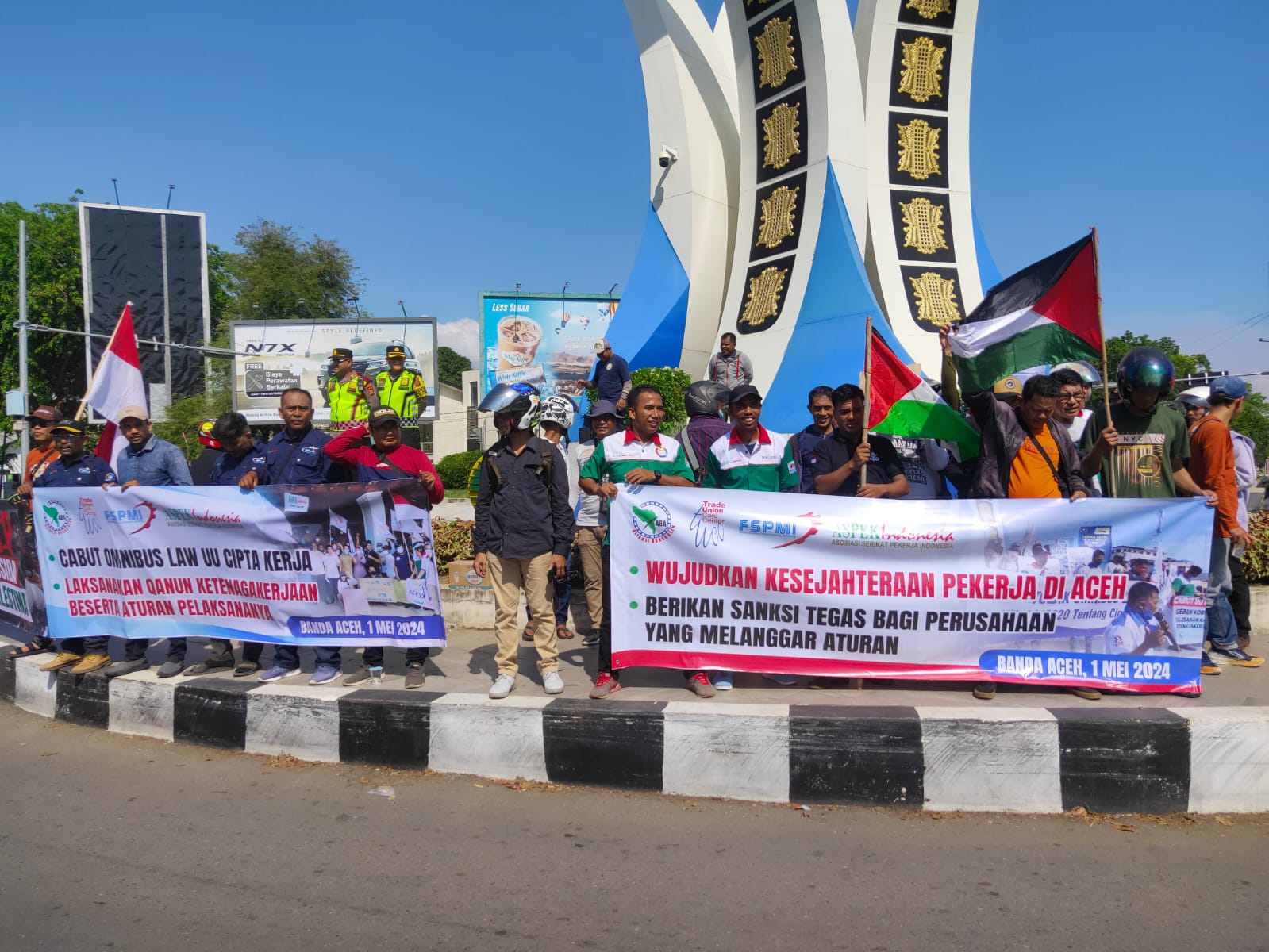 Massa Aksi May Day di Tugu Simpang Lim Kota Banda Aceh pada Rabu 1 Mei 2024. (Foto: Nukilan/Rezi)