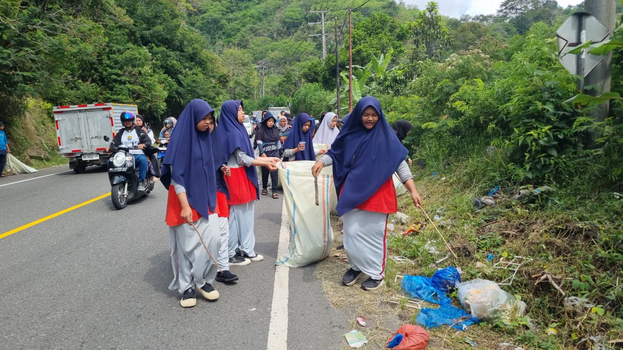 Siswa SMPIT Cendikia Takengon Pungut Sampah Jalan Takbir. (Foto: For Nukilan)