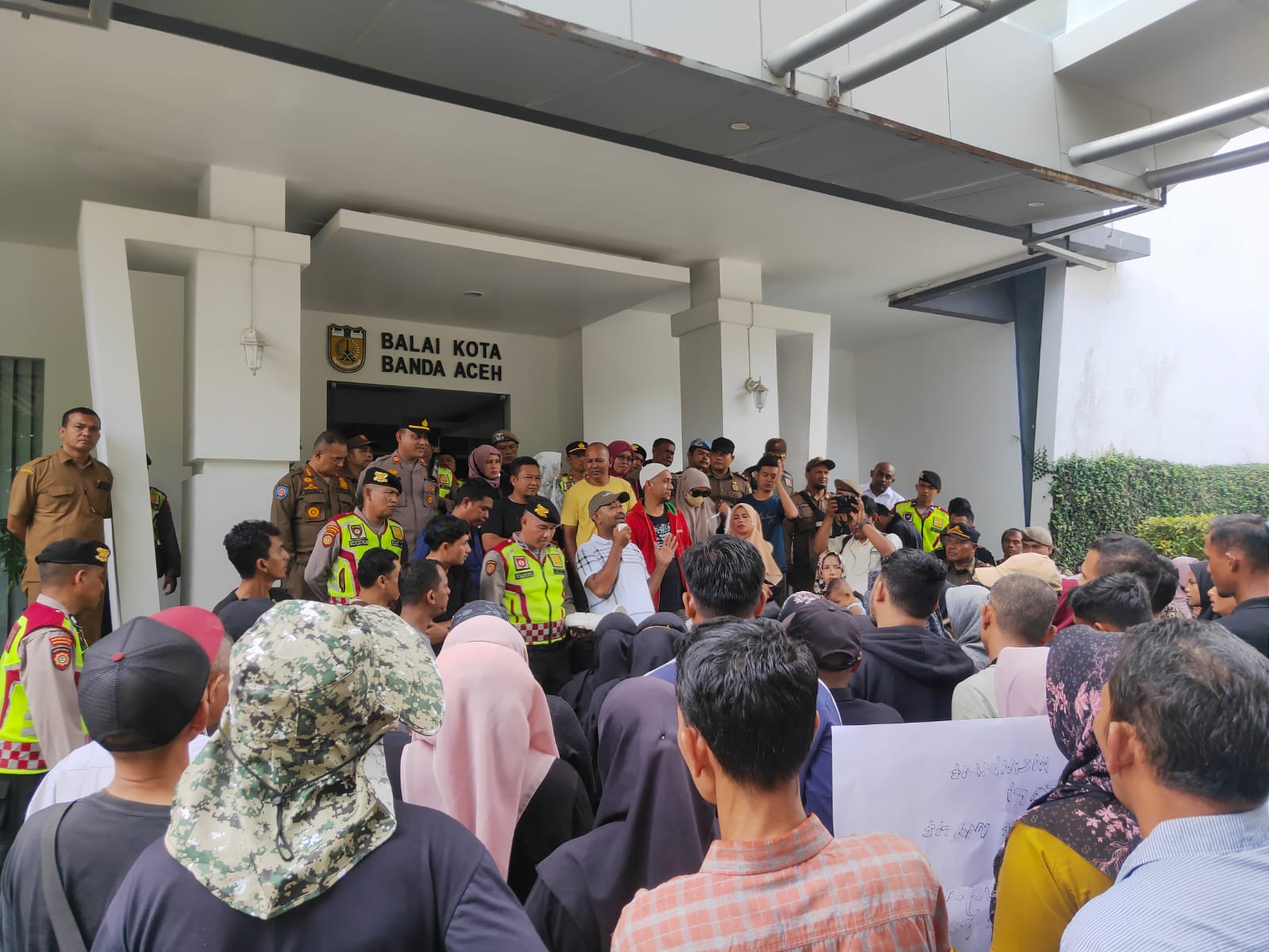 Suasana aksi unjuk rasa para PKL CHIK Pante Kulu di Kantor Wali Kota Banda Aceh, pada Senin 6 Mei 2024. (Foto: Nukilan/Rezi)