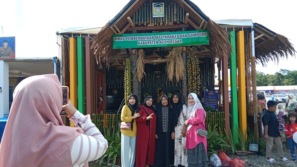 Masyarakat Nagan Raya Swafoto di Stand TTG Aceh Besar. (Foto: Dok. Pribadi)