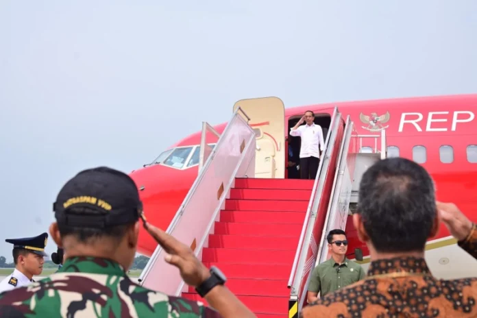 Presiden Jokowi bertolak ke Bali dari Pangkalan TNI AU Halim Perdanakusumaguna, Minggu (19/5/2024) siang. (Foto: Setkab)