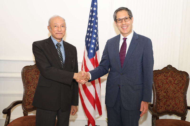 Amerika Serikat untuk Indonesia Michael F. Kleine bertemu dengan Wali Nanggroe Aceh Paduka Yang Mulia Tgk. Malik Mahmud Al Haythar, di Meuligoe Wali Nanggroe, Aceh Besar. [Foto: Humas WN]