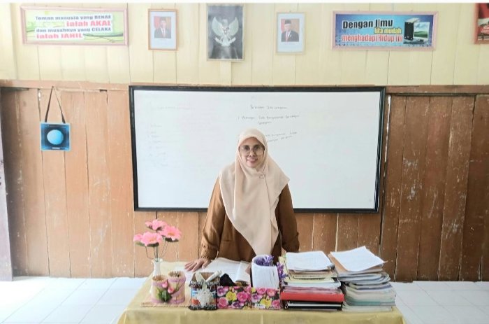 Yusriati, guru honorer di Sekolah Dasar (SD) Negeri 4 Kandang Kecamatan Kluet Selatan Kabupaten Aceh Selatan. (Foto: Humas Aceh)