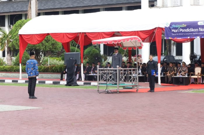 Penjabat (Pj) Sekretaris Daerah (Sekda) Aceh, Azwardi, memimpin upacara peringatan Hari Pendidikan Nasional. (Foto: Humas Aceh)