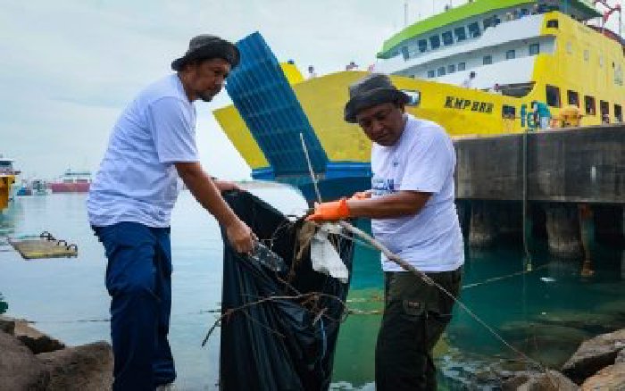 ASDP dan Dishub Aceh Bersihkan Pelabuhan Ulee Lheue. (Foto: Humas Aceh)