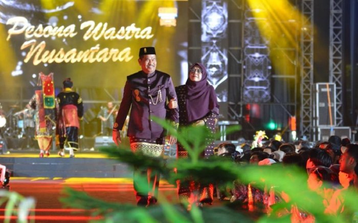 Pj Wali Kota Lhokseumawe Abdul Hanan, dan Pj Ketua Tim Penggerak Pembina Kesejahteraan Keluarga (TP PKK), Ainal Mardiah. (Foto: Humas Aceh)