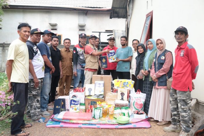 Dinsos Kabupaten Aceh Besar salurkan bantuan masa panik untuk keluarga korban kebakaran. (Foto: Humas Aceh)