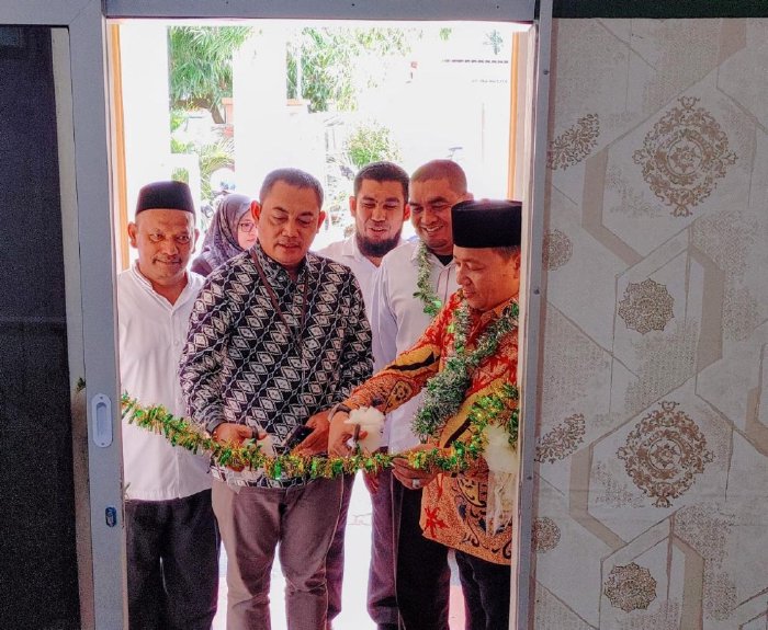 Direktur KSKK Madrasah Ditjen Pendis Kemenag RI, Mochamad Sidik Sisdianto meresmikan ruang PTSP MTsN 2 Aceh Besar. (Foto: Humas Aceh)