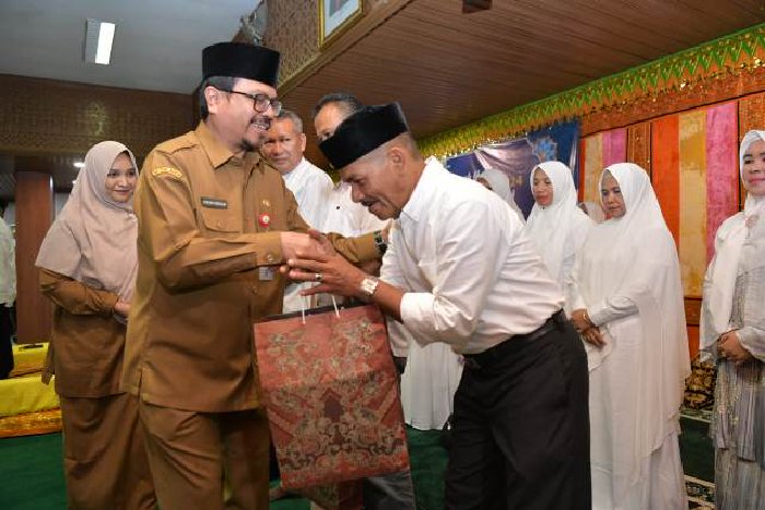 Pj Sekda Aceh, Azwardi saat acara prosesi peusijuek calon haji ASN Pemerintah Aceh. (Foto: Humas Aceh)