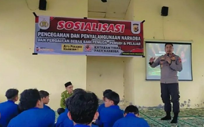 Kapolsek Kuta Makmur, Ipda Fadhlullillah memberikan sosialisasi kepada sejumlah pelajar tentang bahaya Narkoba dan kenakalan remaja. (Foto: Humas Aceh)