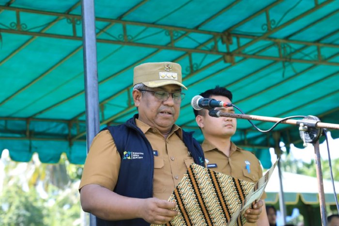 Penjabat Bupati Aceh Utara, Mahyuzar saat pengukuhan Pengurus Kampung Siaga Bencana (KSB) Kecamatan Banda Baro. (Foto: Humas Aceh)